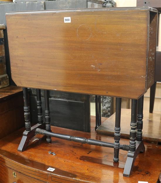 An Edwardian walnut Sutherland table W.69cm